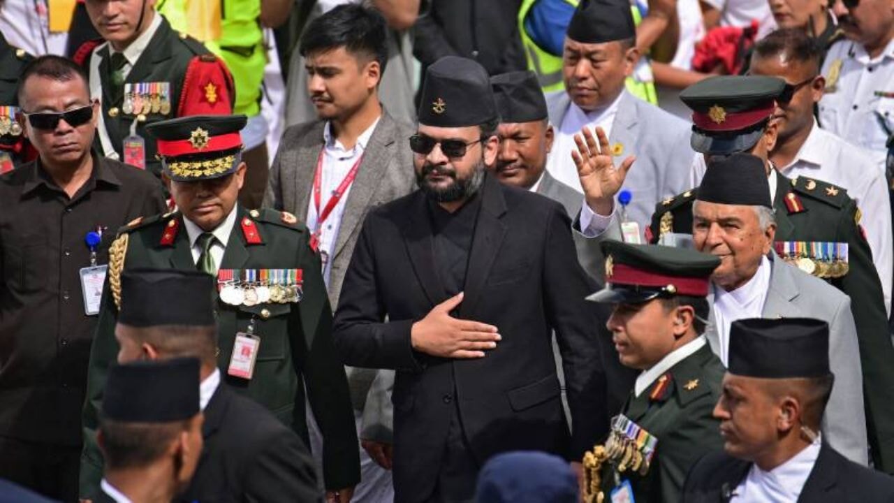 Nepal'de neler oluyor? Eski rapçiye gün doğdu: 'Lider sen ol'