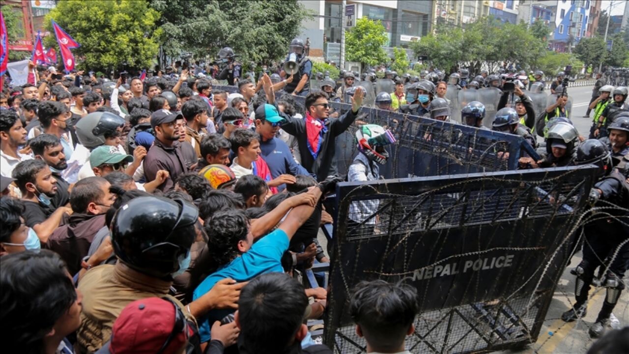 'Nepal'de tarihi kriz: Başbakan kaçtı, parlamento ve havaalanı kül oldu!'