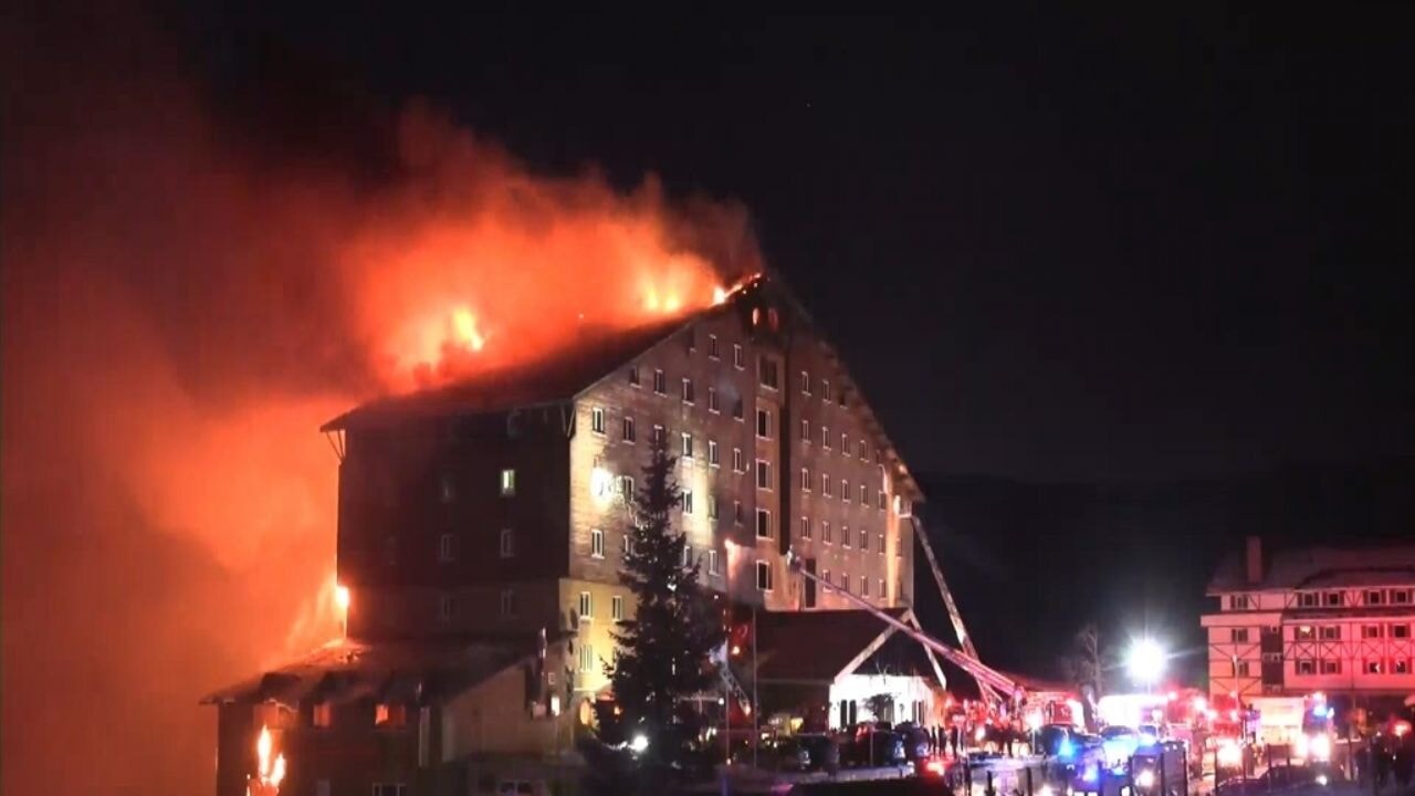 Otel müdürü, ilk önce otel yetkililerini arayarak 'Bir an önce çıkın' demiş
