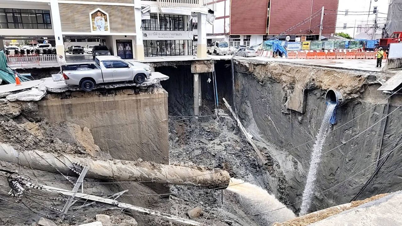 Şehir göbeğinde açılan dev çukur korkuttu