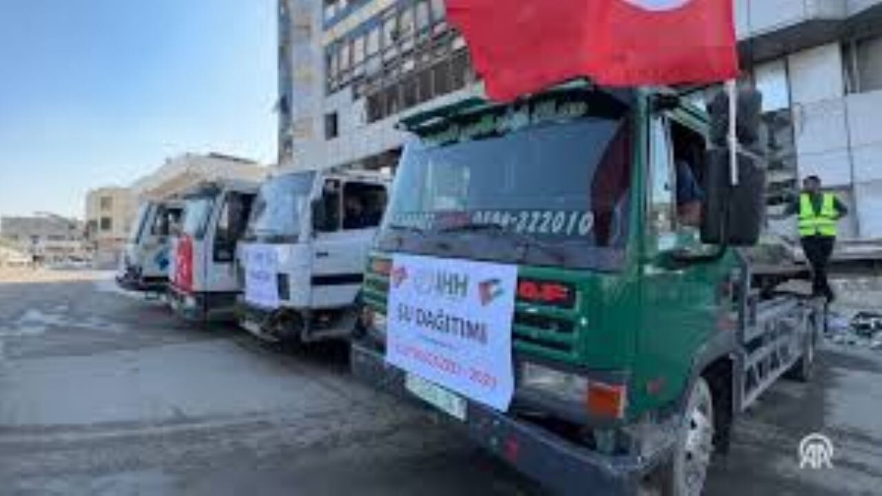 Su krizinin yaşandığı Gazze'de İHH 4 tankerle temiz su dağıtımı gerçekleştirdi