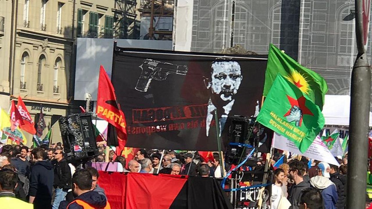 Cumhurbaşkanı Erdoğan'ı hedef gösteren pankartı açanların cezası onandı