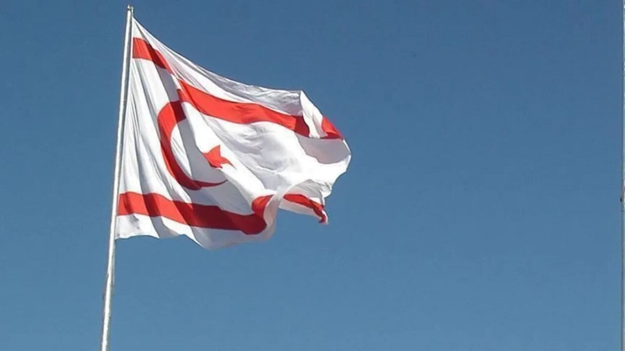 KKTC yöneticilerinden Rumların bayrak yakma eylemine tepki
