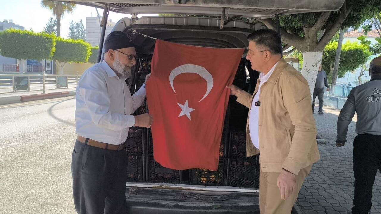 Bahçesini don vuran 'Elmacı Dede', Hatay'dan yüklediği mandalinaları Mehmetçiğe götürmek için yola çıktı