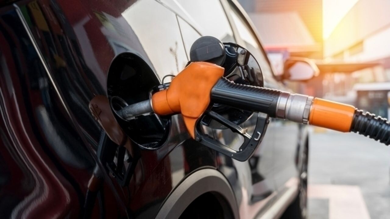 Benzine indirim geldi, tabela değişti