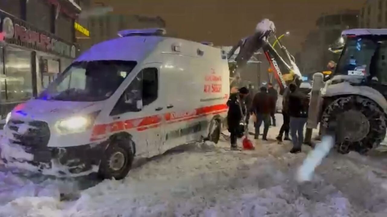 Kara saplanan ambulansın imdadına karla mücadele ekipleri yetişti