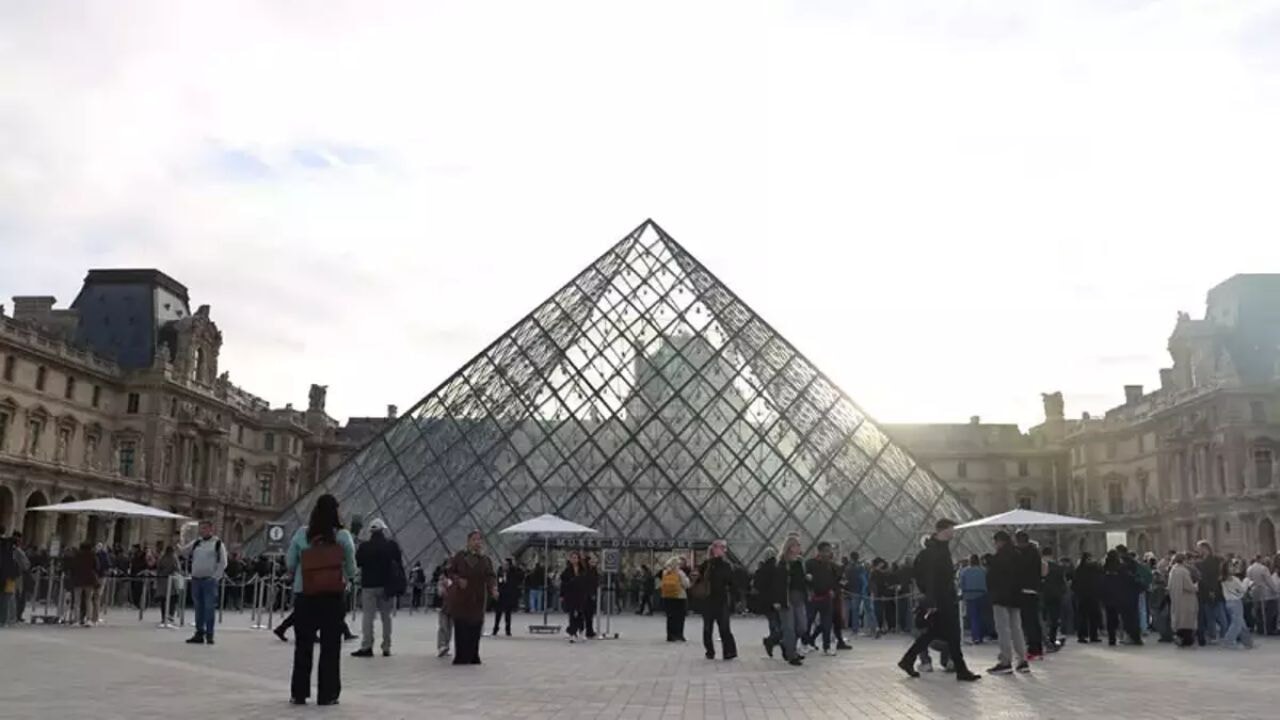 Louvre Müzesi'nde yüzlerce eser hasar gördü