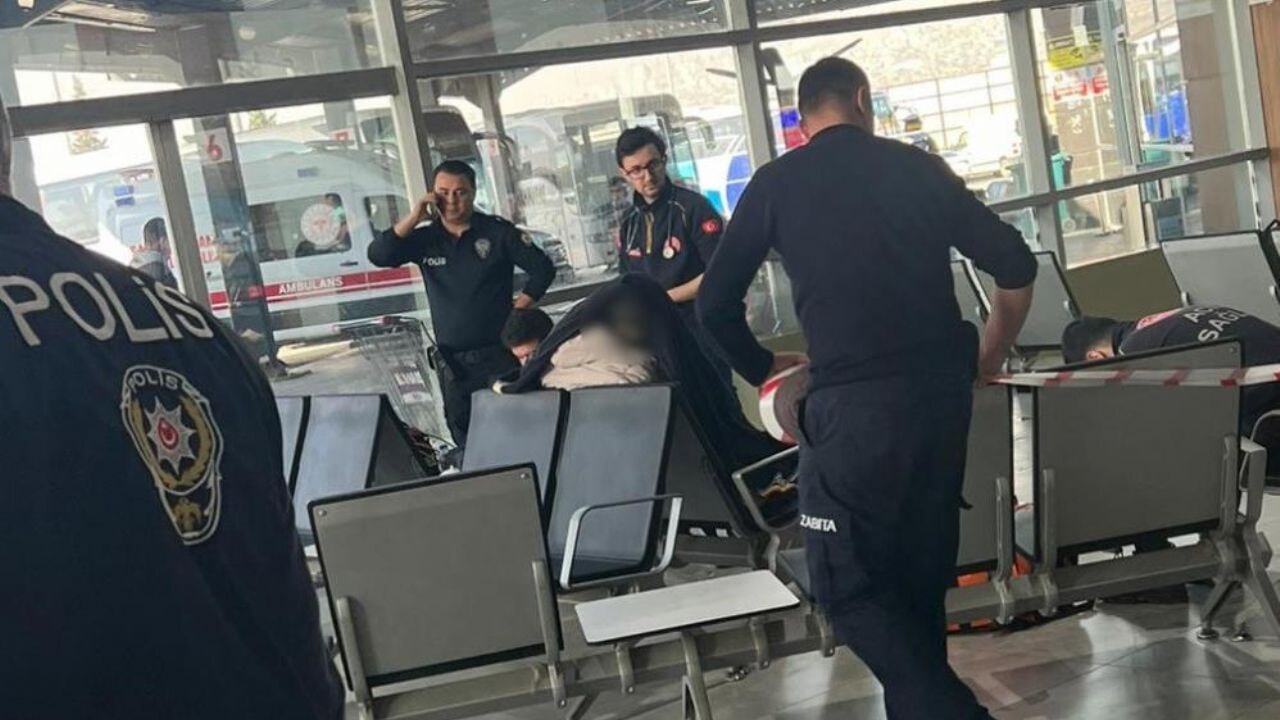 Otogarda yaşayan avukat oturduğu yerde ölmüş