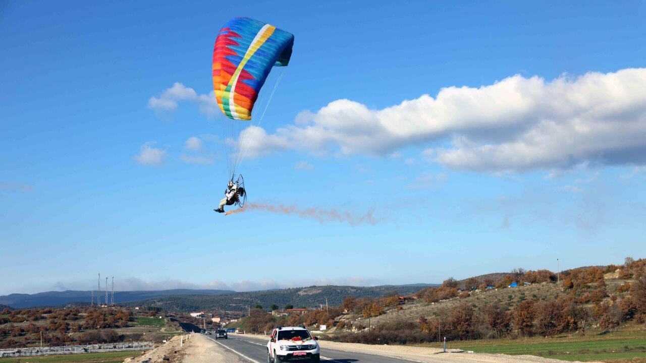 Paramotorla gelin arabasına 'bahşiş operasyonu'