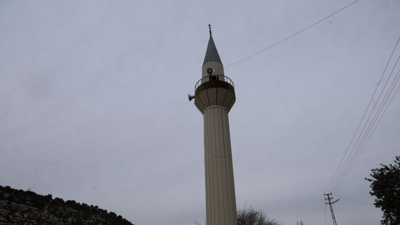 Cemaat, imam, minare var... cami yok!