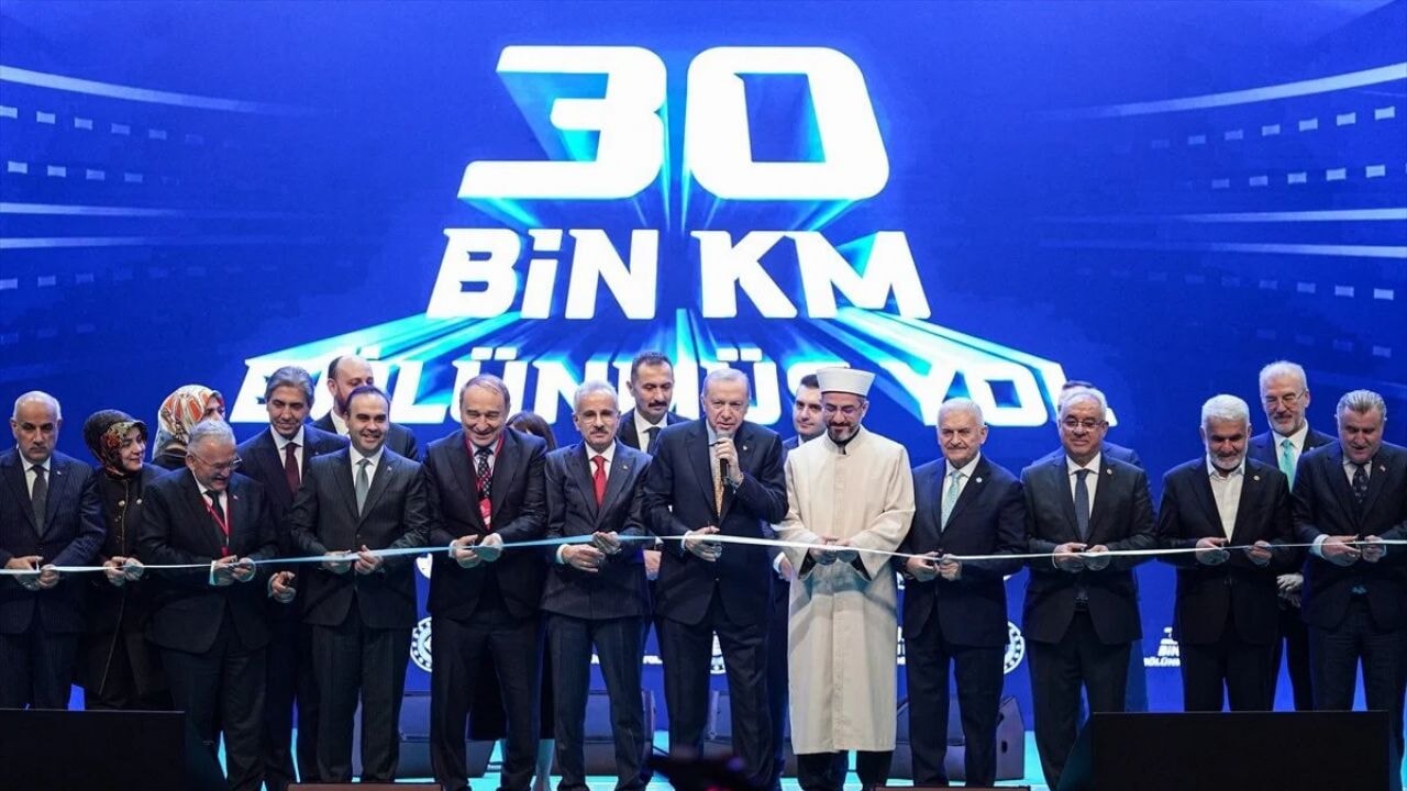 Cumhurbaşkanı Erdoğan: Bölünmüş yolları 30 bin km'ye çıkartmanın gururunu yaşıyoruz