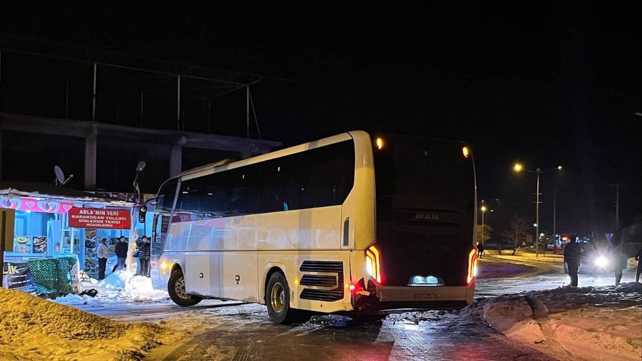 Elazığ'da facianın eşiğinden dönüldü: Otobüs devrilmekten son anda böyle kurtuldu