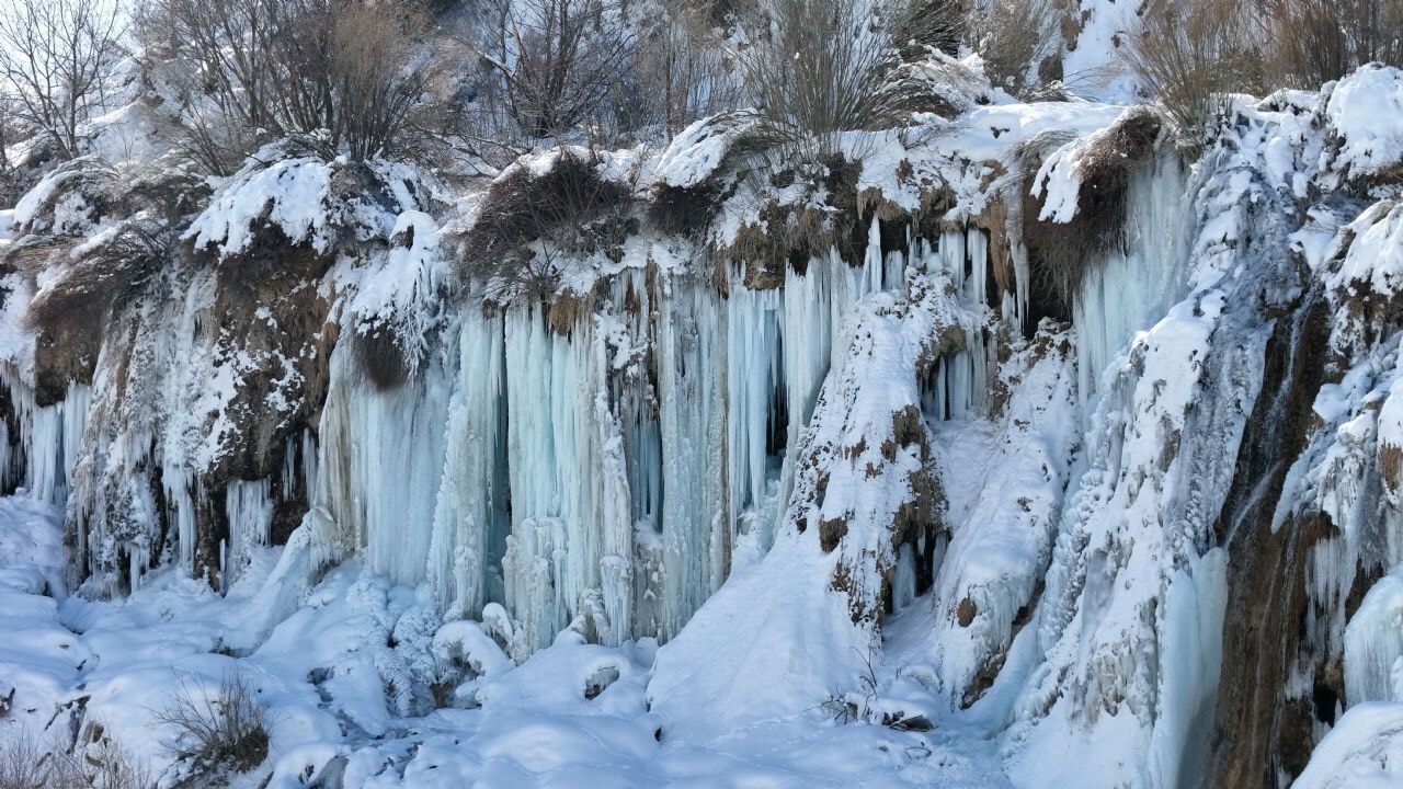 Erzincan'da doğa dondu, Girlevik Şelalesi buz kesti