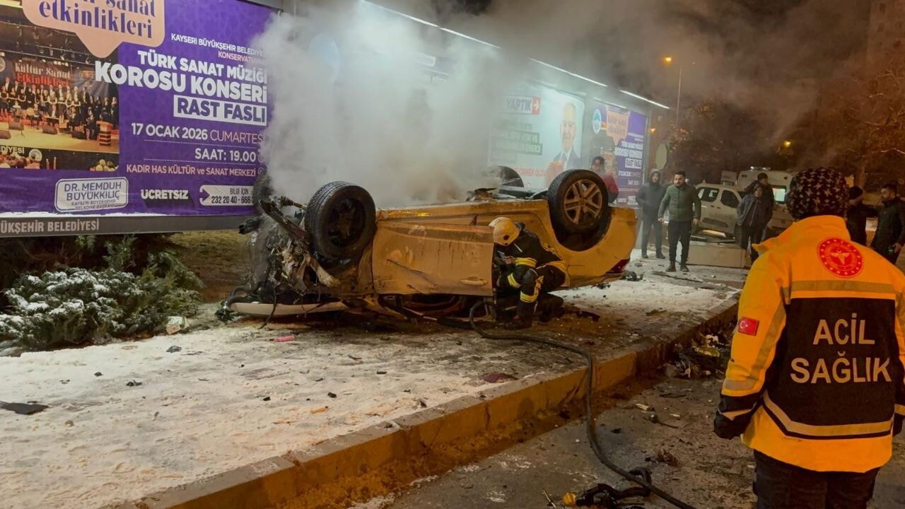 Kaza sonrası alev alan otomobilde can pazarı