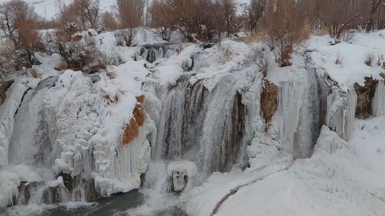 Muradiye Şelalesi eksi 12 derecede buz tuttu