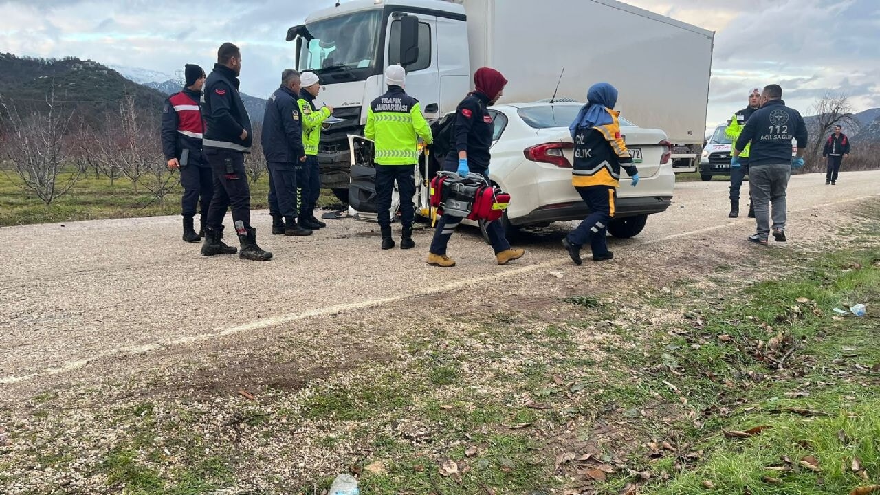 Otomobil kamyona çarptı, iki can gitti