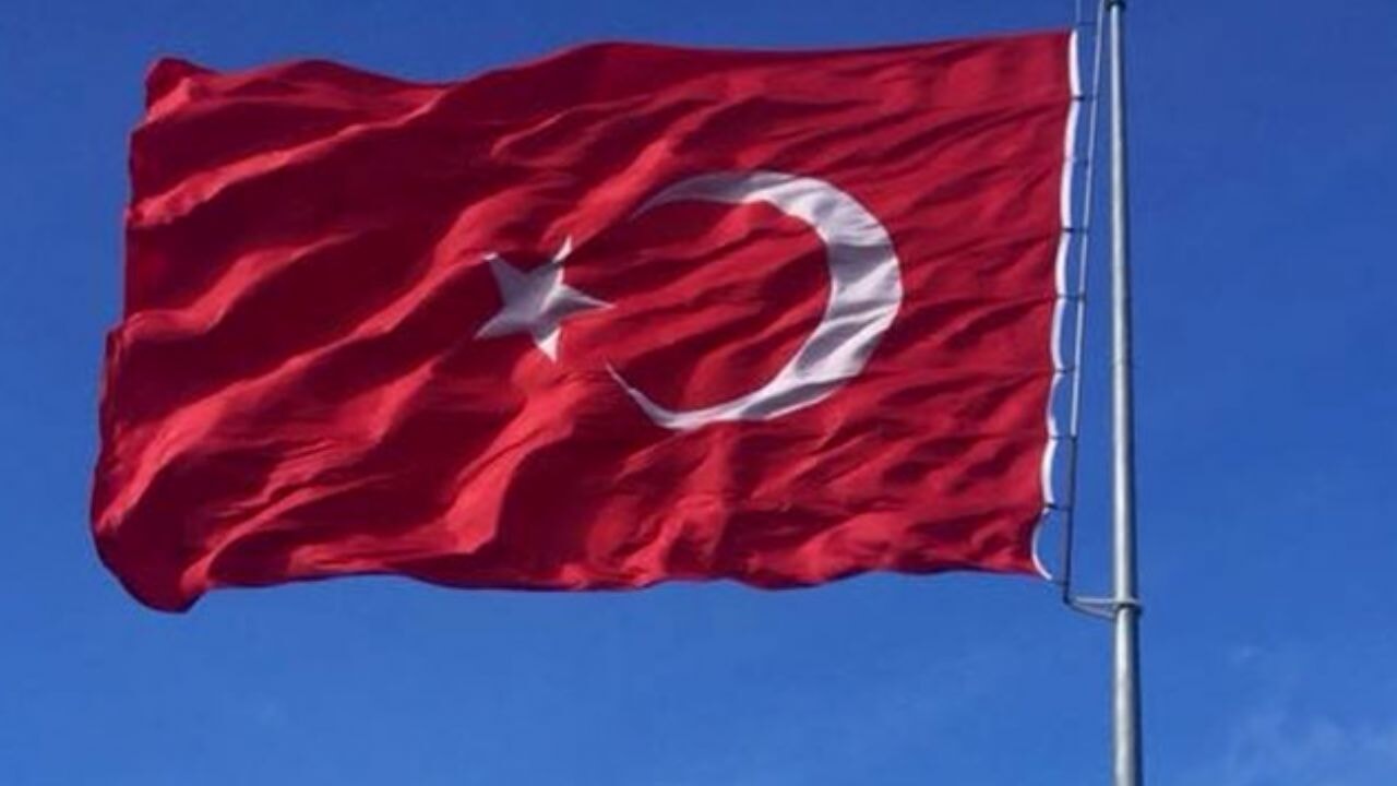 Siyasilerden, Türk bayrağına yapılan saldırıya kınama