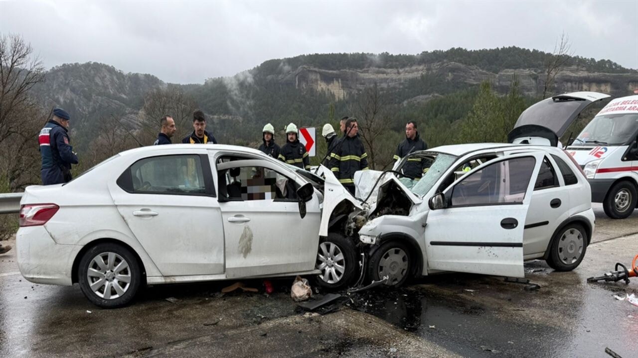 Burdur'da iki otomobil kafa kafaya çarpıştı; 7 ölü, 6 yaralı