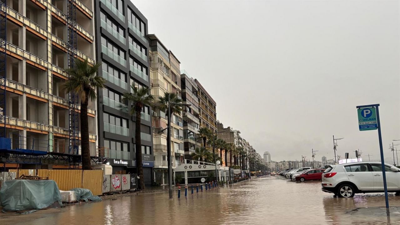 İzmir'in cadde ve sokakları göle döndü