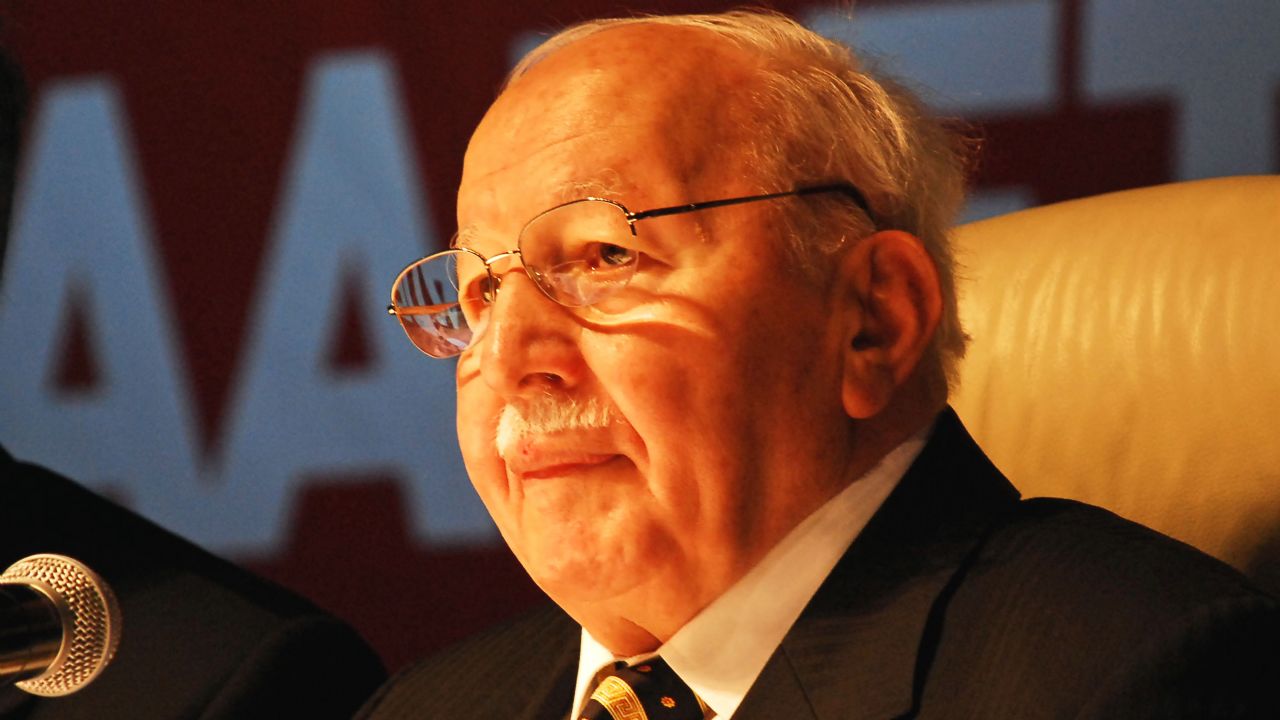 Milli Görüş lideri Erbakan Hoca, vuslatının 15. yılında dualarla anılıyor