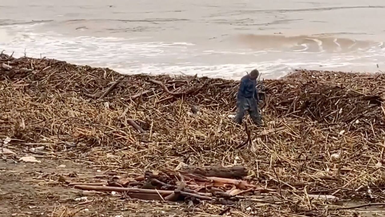 Selde, 'milyonluk' yazlıkların önünde 'ekmek' peşinde...