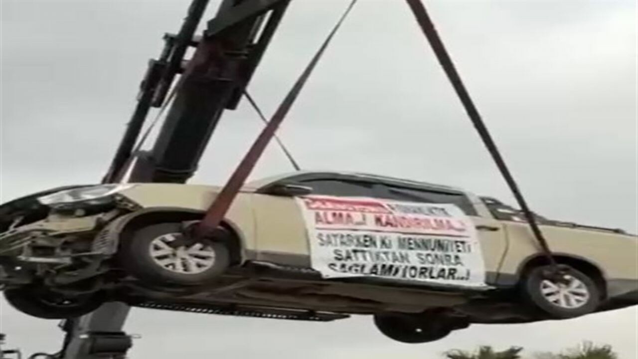 'Sıfır' aldığı 'hatalı' aracı böyle teşhir etti!