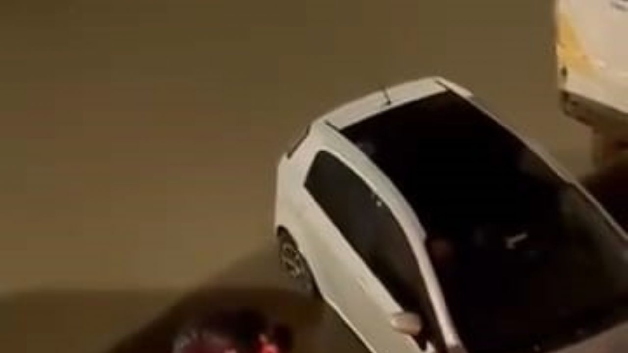 Sokak göle döndü, aracına sandalye ile bindi
