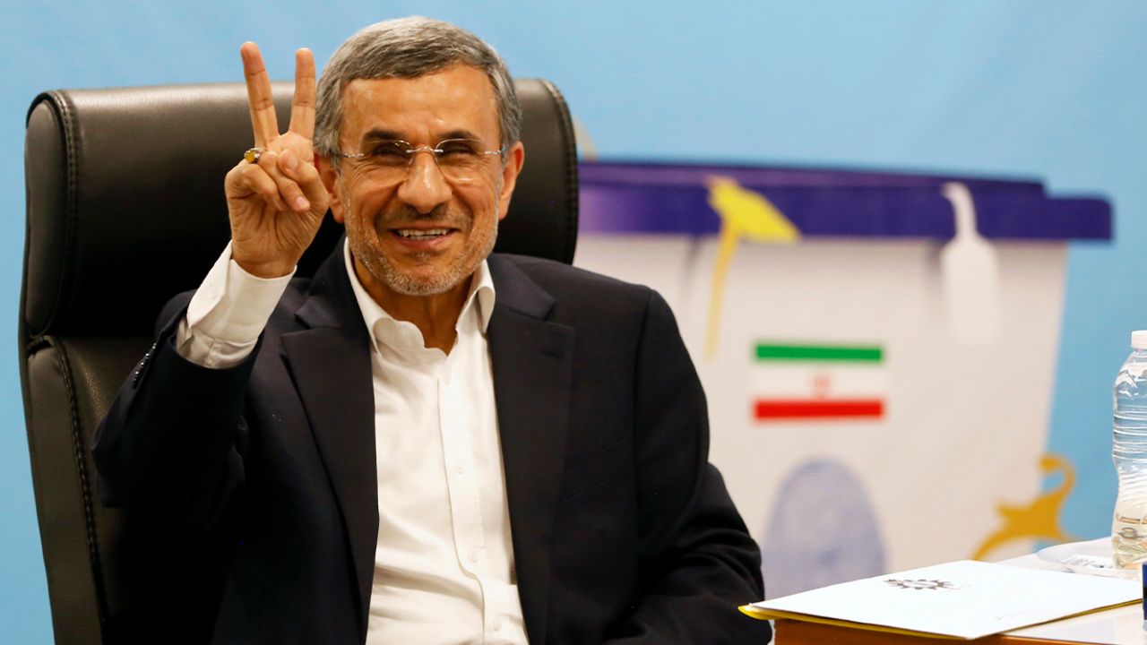 Ahmedinejad hayatta; yardımcısından açıklama
