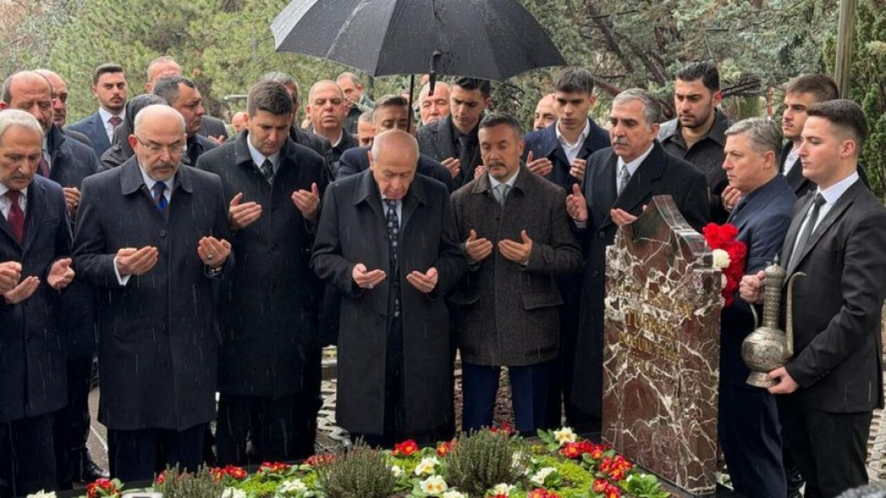 Bahçeli, Türkeş'in kabrini ziyaret etti