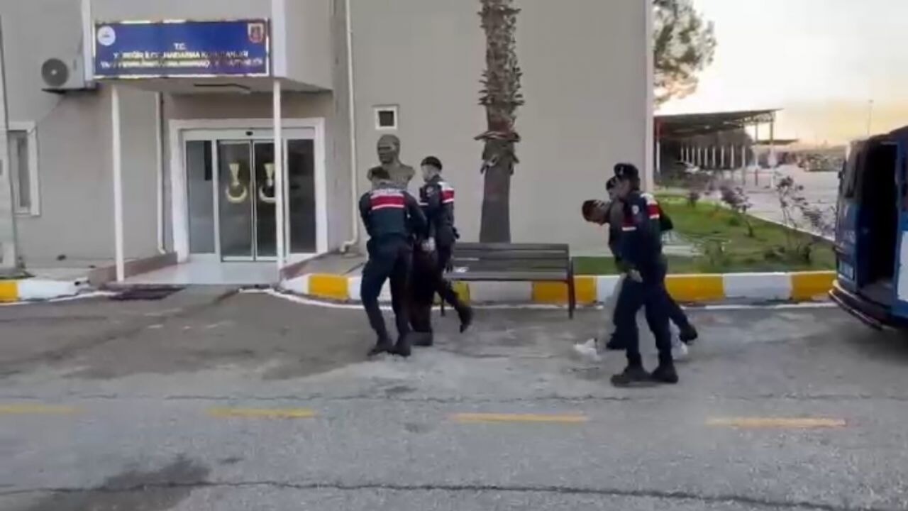 Kur'an-ı Kerim'lere zarar veren 2 kişi tutuklandı