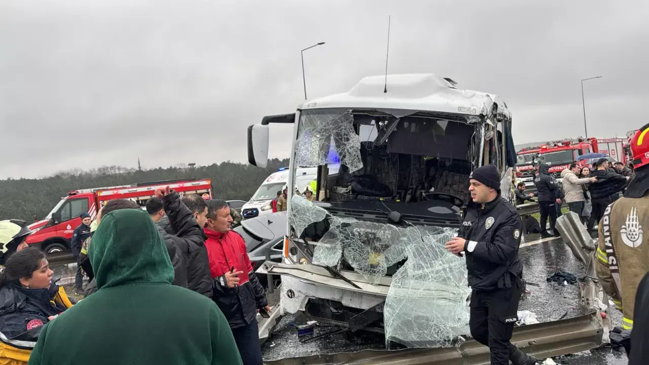 Kuzey Marmara Otoyolu'nda zincirleme kaza: 1 polis şehit, 16 yaralı