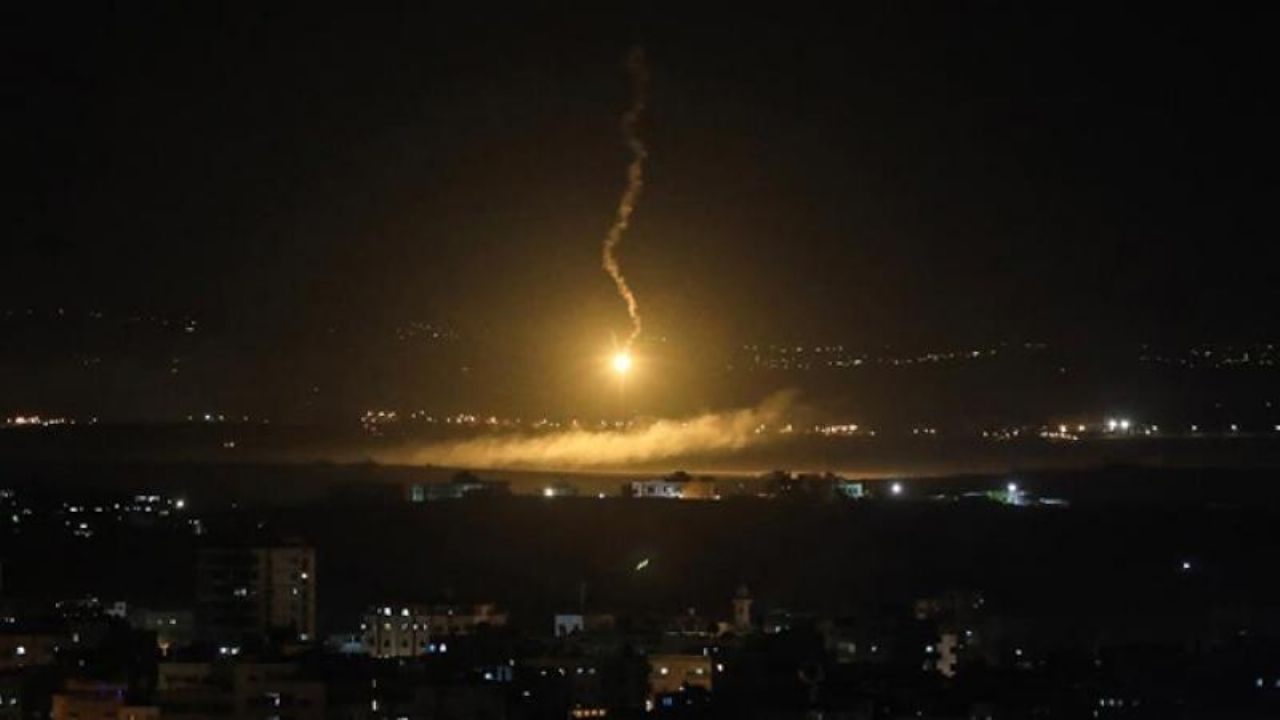 Savaşı bölgeye yayıyor! İşgalci İsrail bu sefer de Suriye'yi bombaladı!