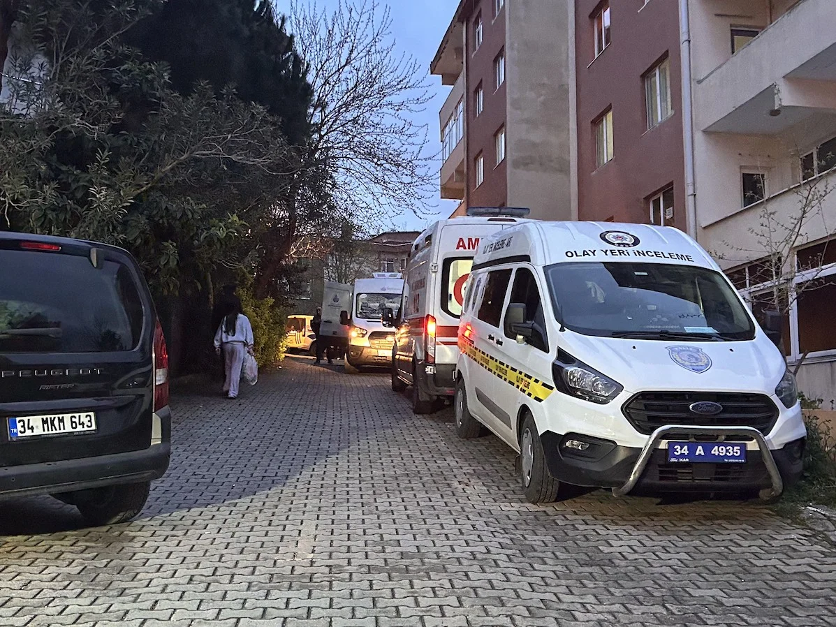 Anne ve babasını öldürüp intihar etti