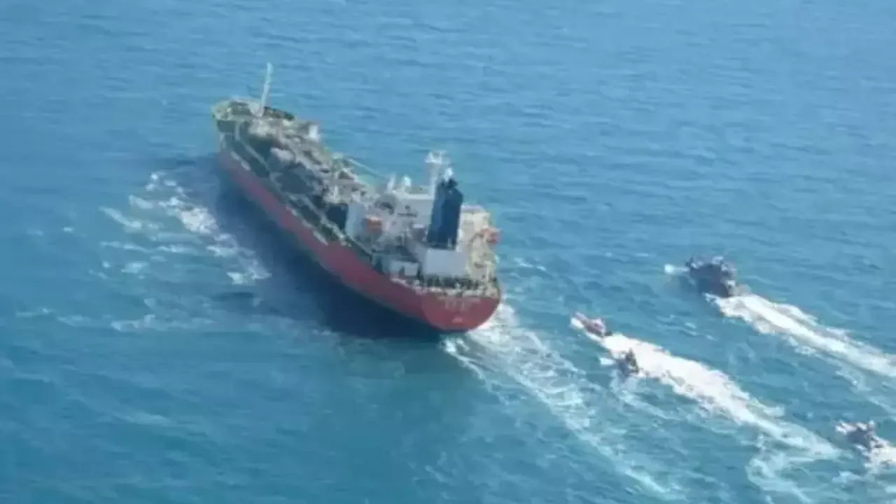 Arap Denizi'nde sıcak saatler! İran, ABD ablukasını deldi