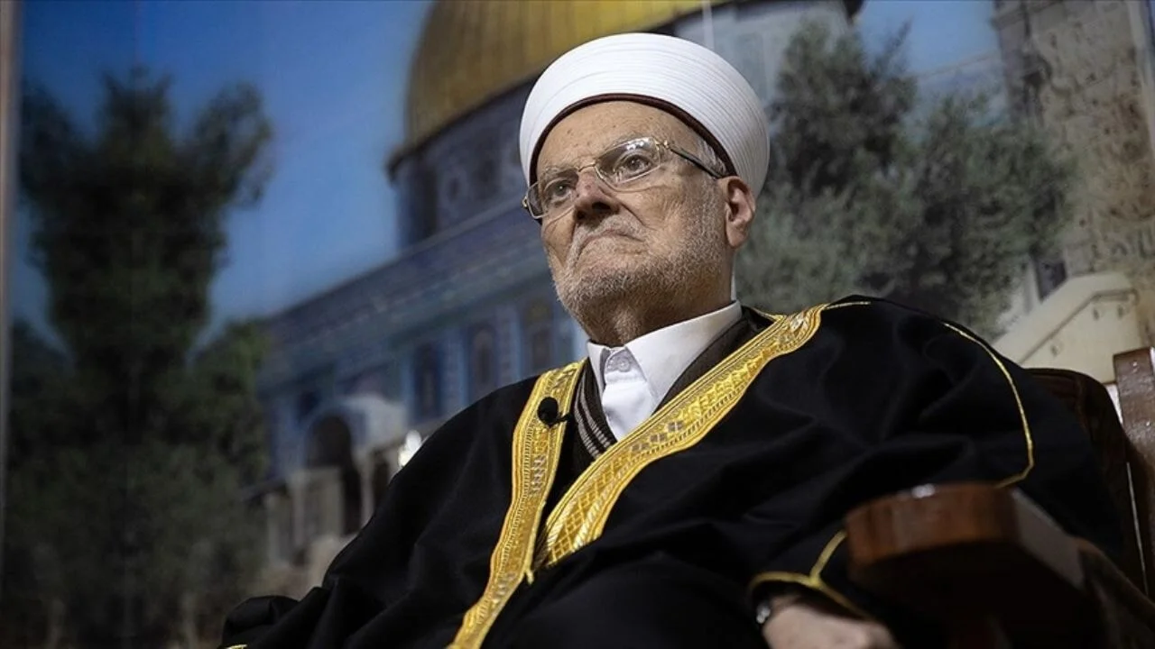 İsrail yine rahat durmadı! Siyonist rejimden Mescid-i Aksa Cami İmamı Sabri'ye engel