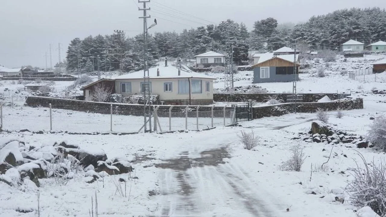 Nisan'da Başkent'e kar yağdı
