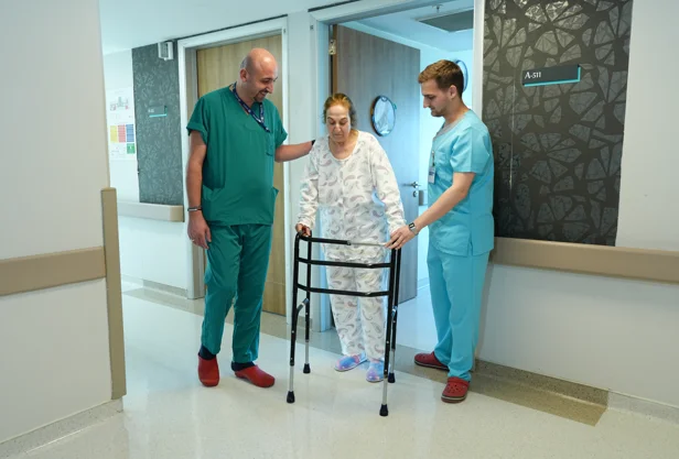 Robotik diz protezi ameliyatı oldu, 4 saat sonra yürümeye başladı