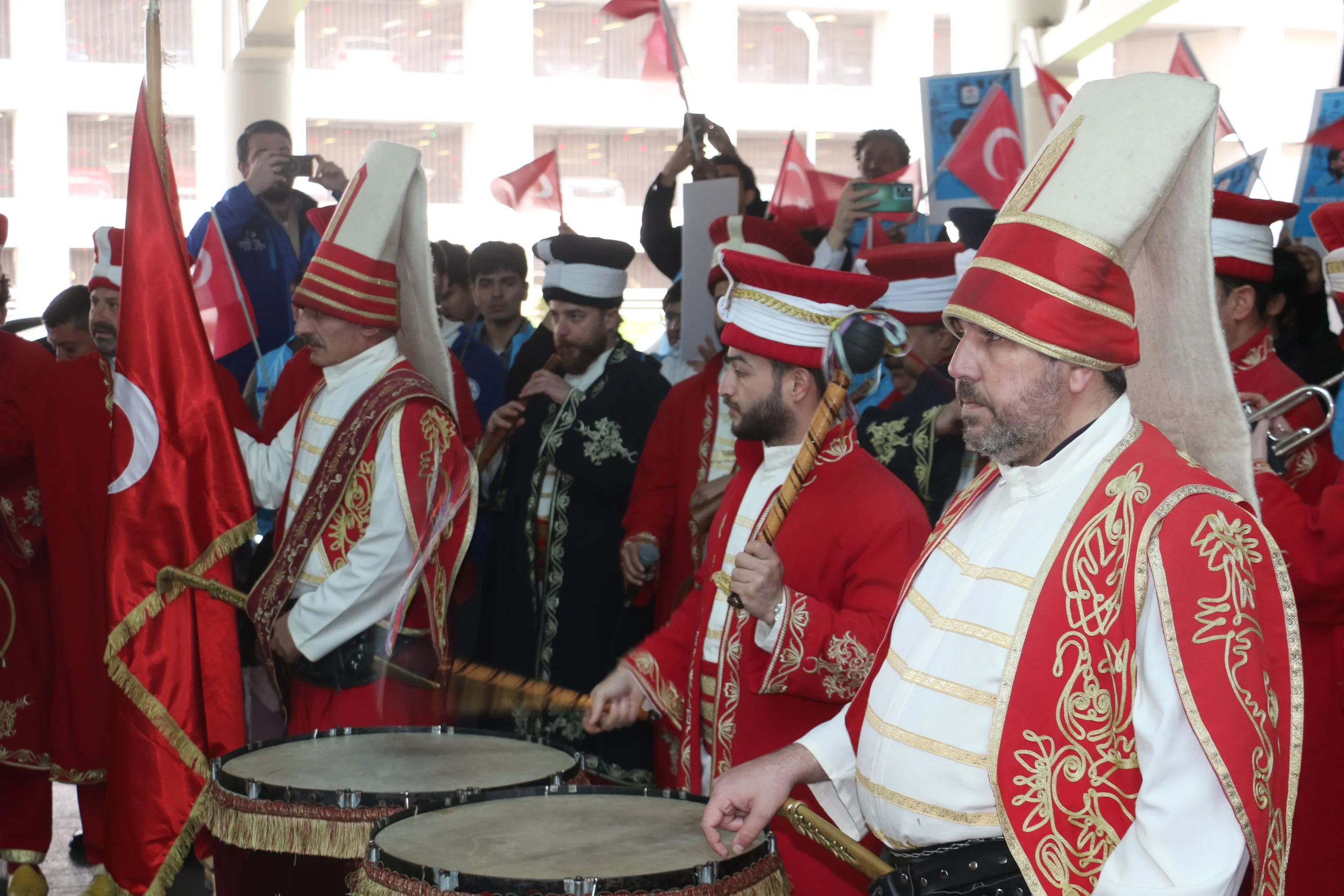 Şampiyona mehterli karşılama! Güreş Milli Takımı yurda döndü