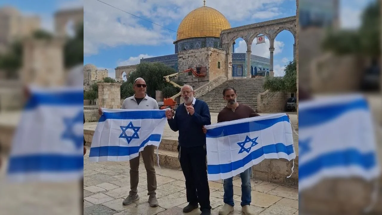 Siyonistler yine provokasyon peşinde! Mescid-i Aksa'da İsrail bayrağı