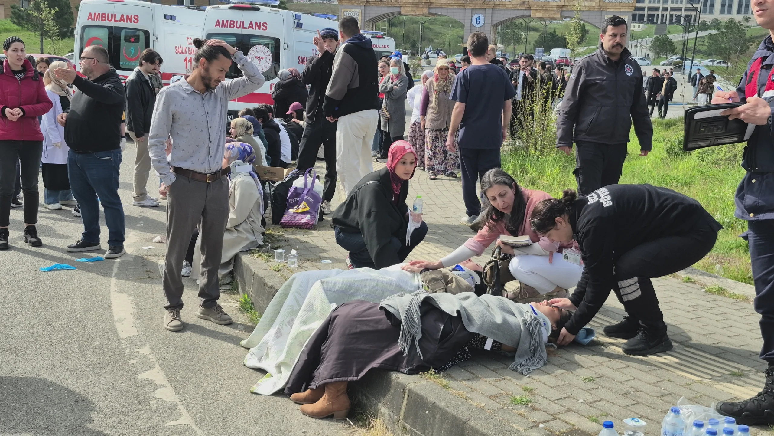Üniversite öğrencilerini taşıyan halk otobüsü devrildi: Bartın’da can pazarı