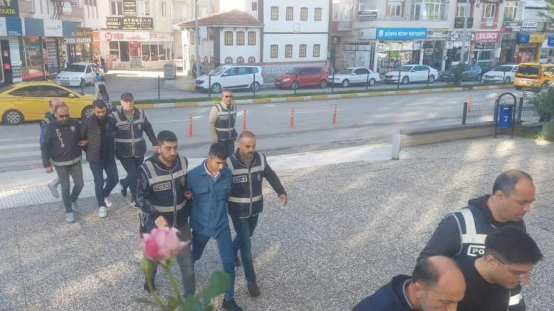300 emniyet personeli ve 40 vergi müfettişinin katıldığı dev operasyon: Çok sayıda gözaltı