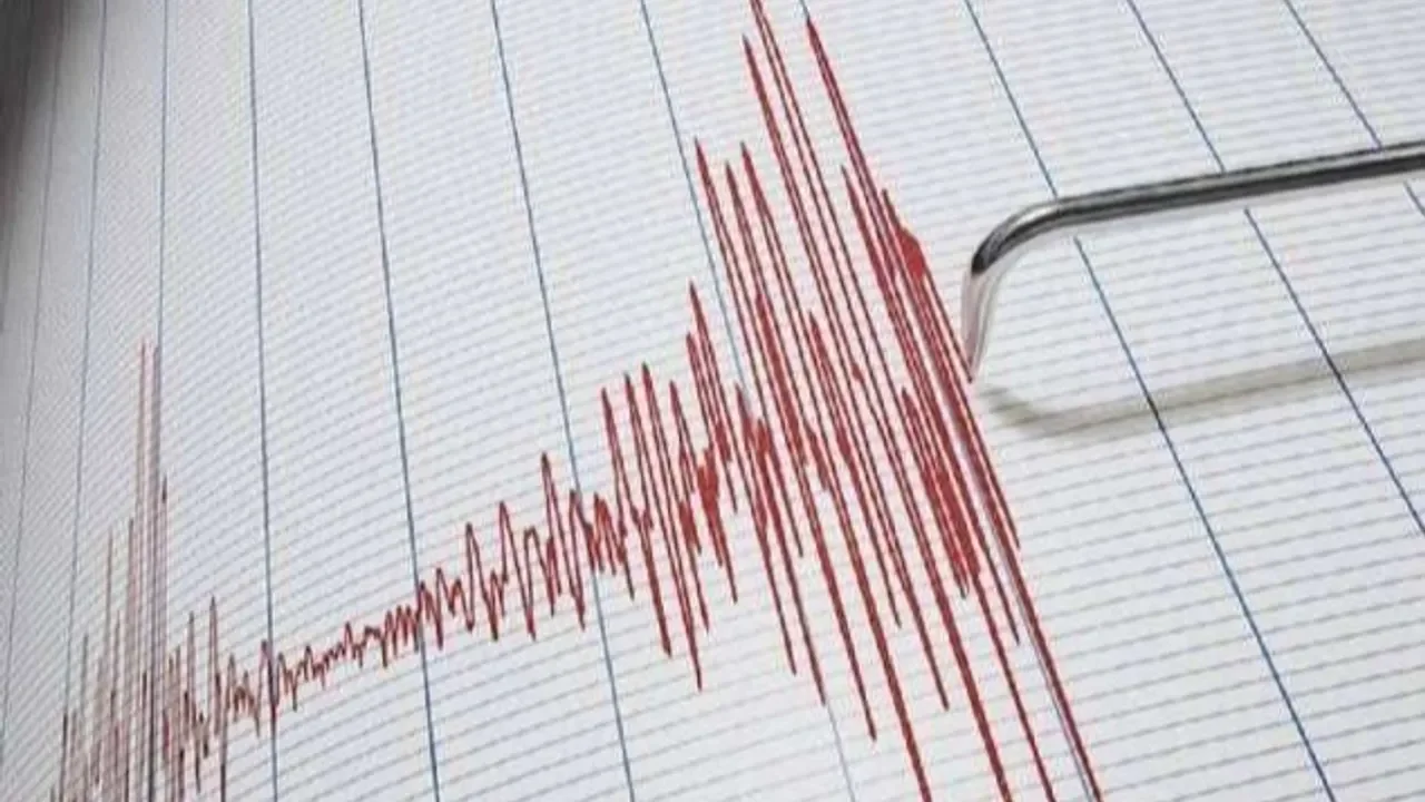 Adana'da 4,9 büyüklüğünde deprem! Birçok ilde hissedildi