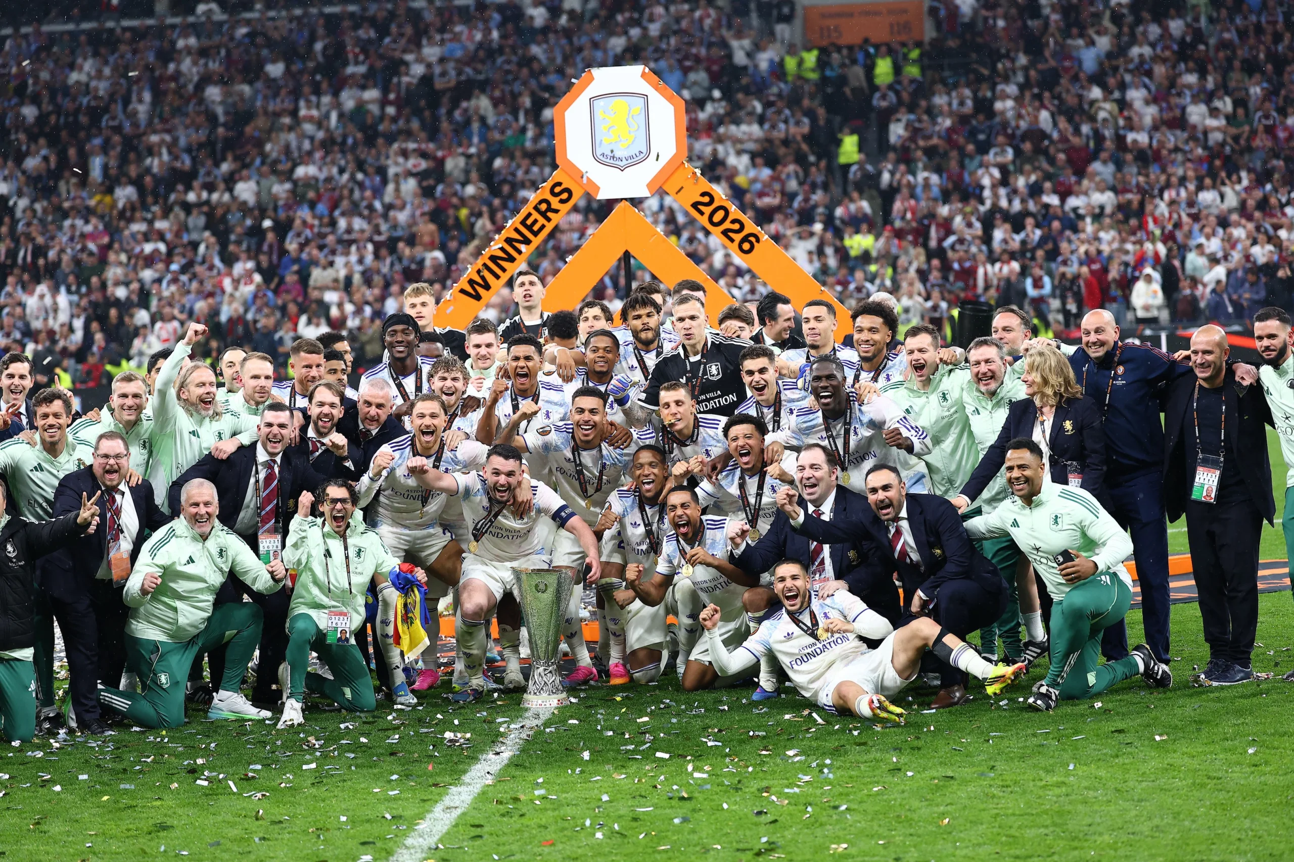 UEFA Avrupa Ligi şampiyonu Aston Villa kupasını aldı