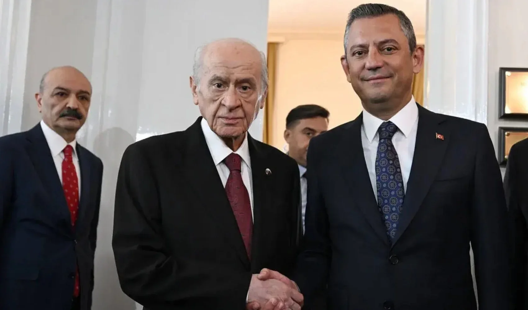 Bahçeli, Özgür Özel'i aradı: "Çok ıslandın, sağlığına dikkat et"