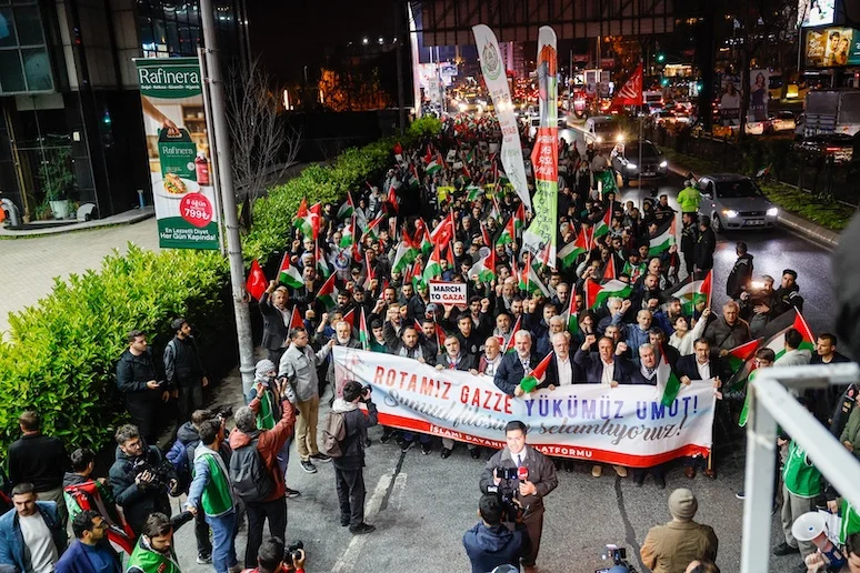 Binlerce kişi Sumud ve Gazze’ye destek için İsrail Konsolosluğu’na yürüdü