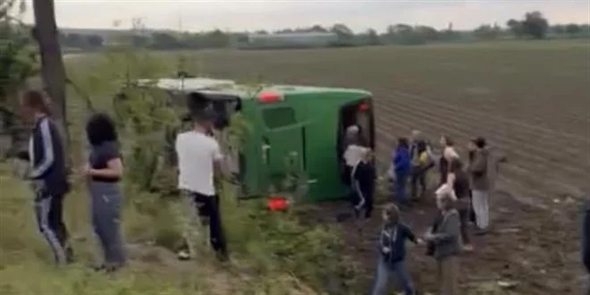 Çanakkale Biga'da otobüs tarlaya devrildi! Çok sayıda yaralı var