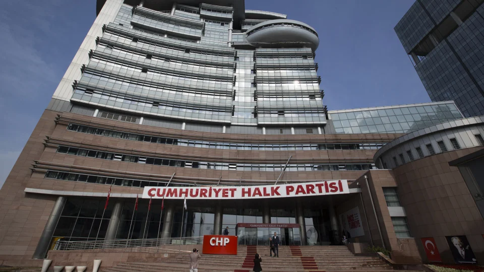 CHP’de sulan durulmuyor: Genel Merkez’de tahliye gerginliği!