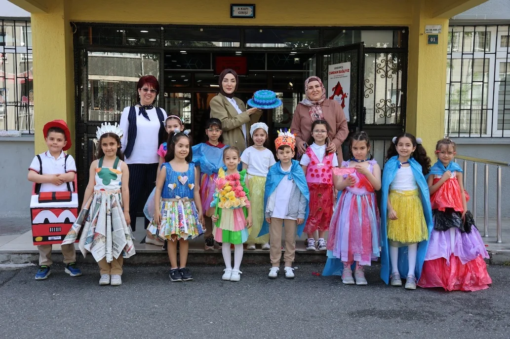 Çocuklardan atık malzemelerle renkli tasarımlar