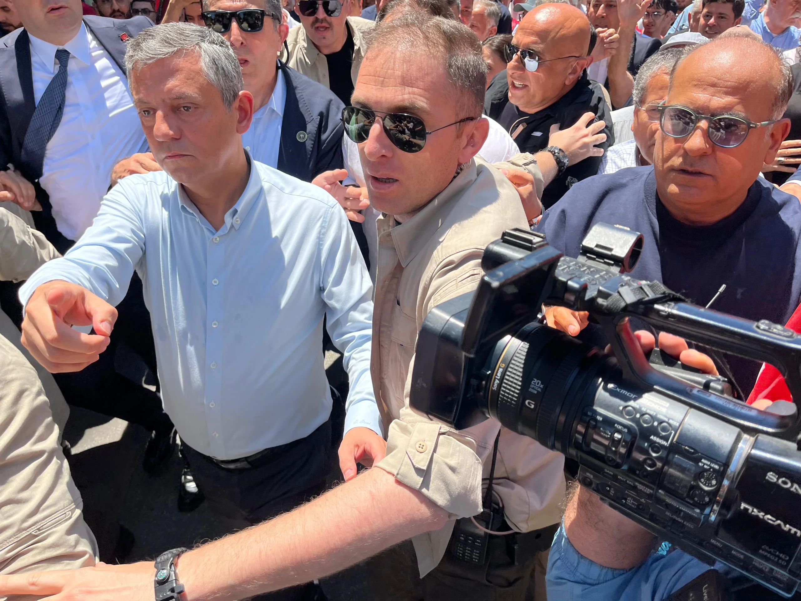 Özel’den Kılıçdaroğlu’na, “Elini öperim!” çağrısı