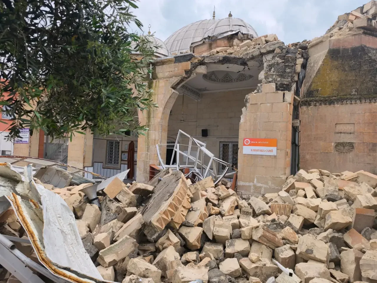 Sağanak ve fırtına Şanlıurfa’da etkili oldu: Bir kişi hayatını kaybetti